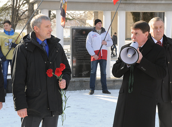 Возложение цветов к Долгоруковскому обелиску и митинг у памятника воинам-освободителям Симферополя, 4 февраля 2014 г.