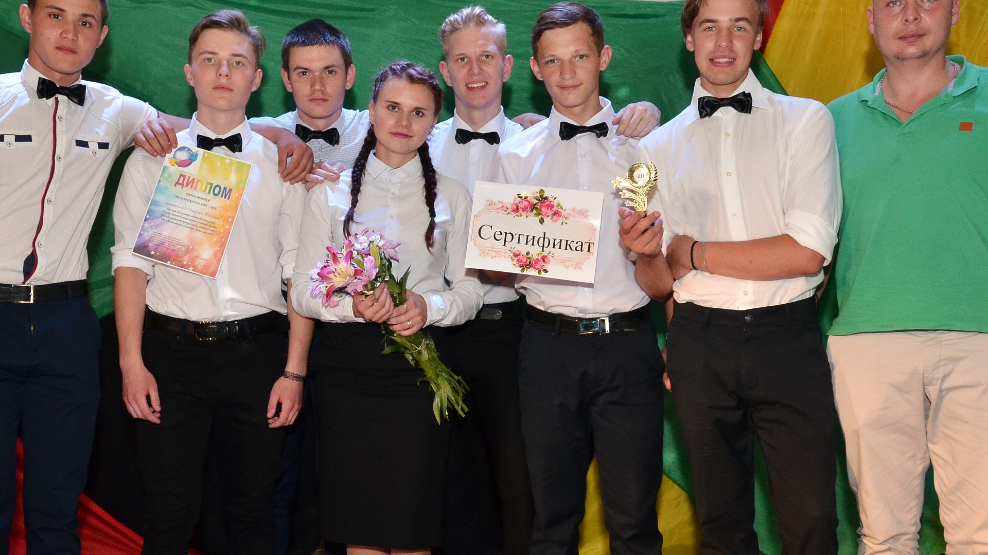 Федор Лугинин вручил от партии "РОДИНА" главный приз команде КВН