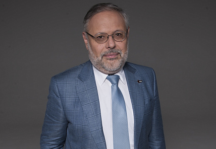 Хазин: Сбер тратит деньги куда угодно, но не на инвестиции в реальный сектор