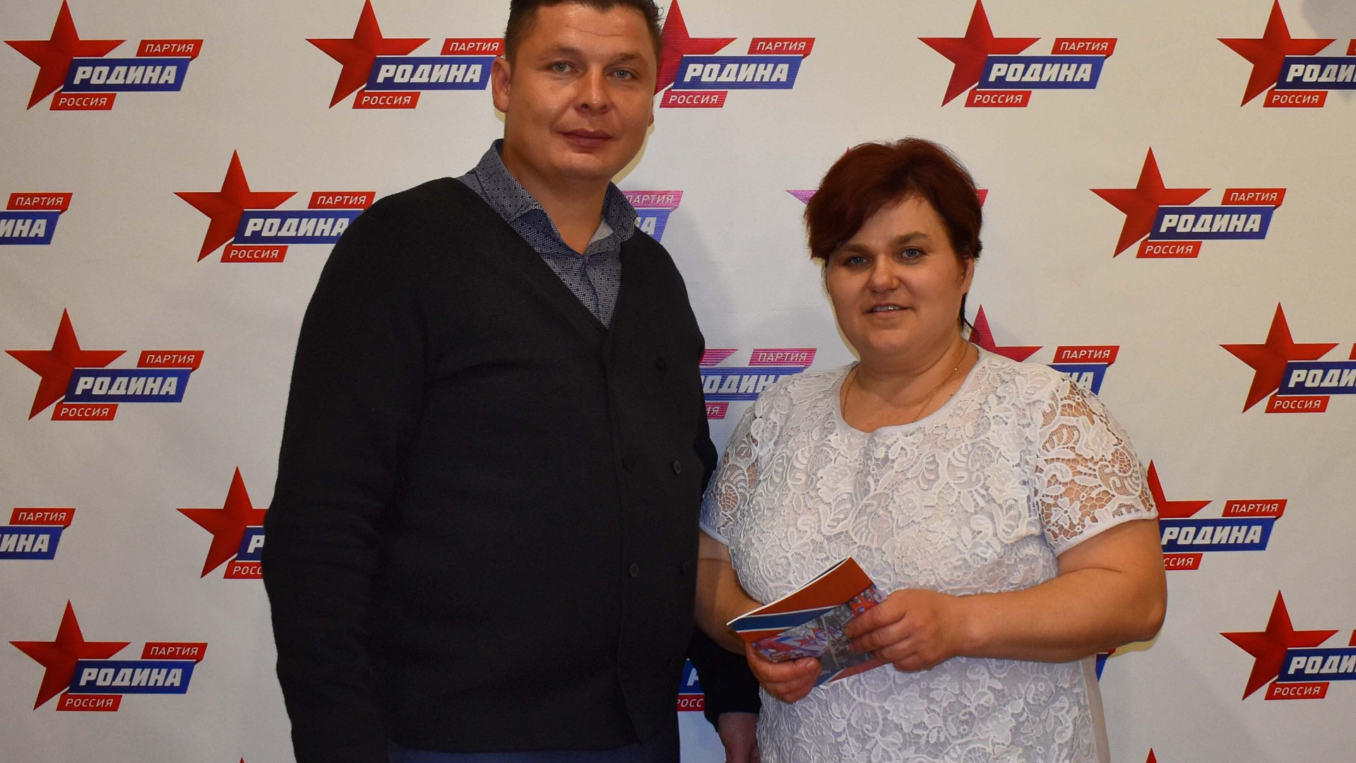 Федор Лугинин поздравил с вступлением в партию одну из самых активных общественниц Яранского района