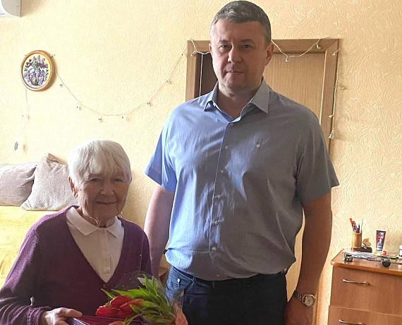 Валерий Барсук поздравил с 8 марта ветеранов труда, тружениц тыла, детей блокадного Ленинграда и жен участников СВО