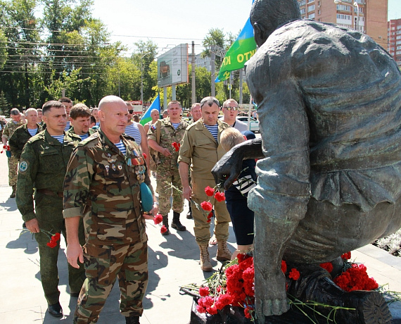 Члены самарской "РОДИНЫ" в День ВДВ возложили цветы к Вечному огню