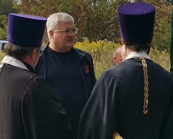 На храм, построенный при поддержке Илюхина, водрузили купола и кресты