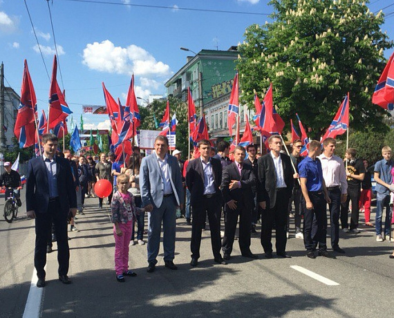 Крымские партийцы вышли на первомайскую демонстрацию в Керчи и в Севастополе   