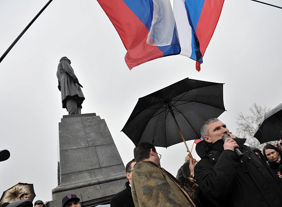 Алексей Журавлёв на митинге на Нахимовской площади, Севастополь, 26 февраля 2014 г.