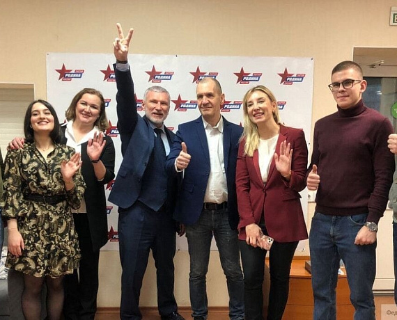 Алексей Журавлев наградил освобожденного из ливийской тюрьмы Максима Шугалея