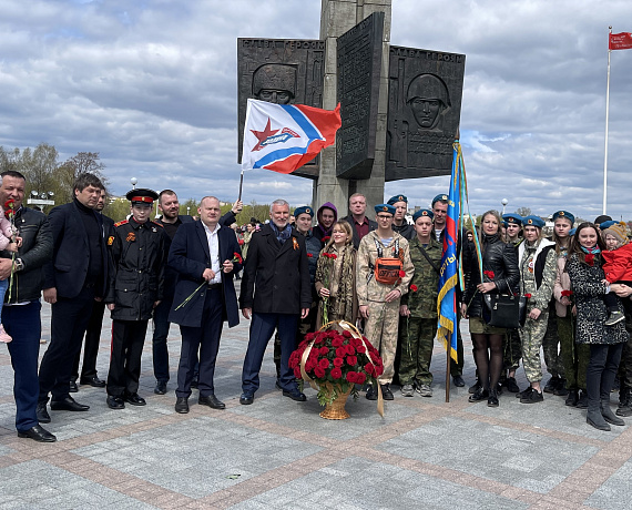 В Твери Журавлев с соратниками почтили память погибших героев у Обелиска Победы