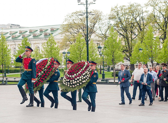 Представители "РОДИНЫ" возложили венки и цветы к могиле Неизвестного солдата, 06.05.2016