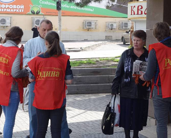 Активисты Новочеркасска раздавали георгиевские ленты в пику "бизнесменам от патриотизма"