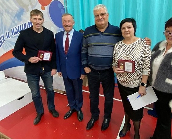 Вячеслав Илюхин вручил награды педагогам ЦВР "Пашинский"