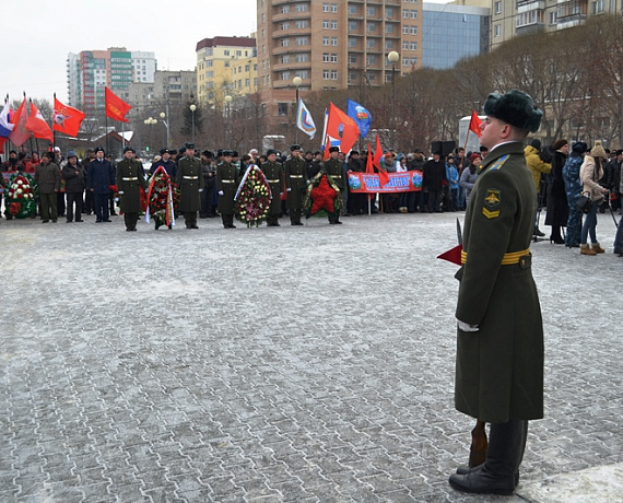 Челябинские активисты возложили цветы к памятнику "Доблестным сынам Отечества"
