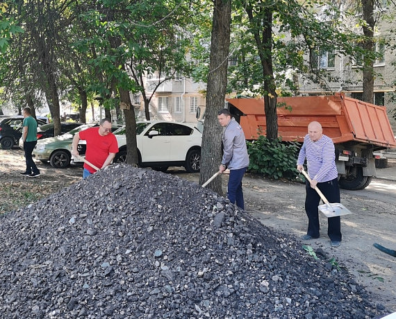 Валерий Барсук принял участие в благоустройстве парковочных зон во дворах Самары