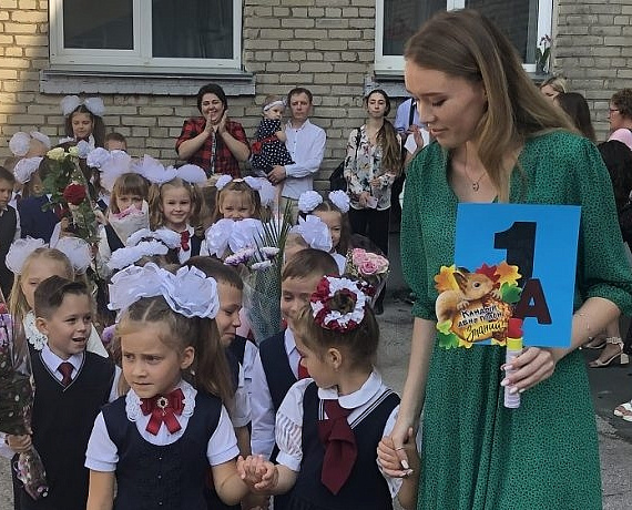 Ученические принадлежности от Виктора Илюхина получили 1090 первоклассников десяти школ Новосибирска