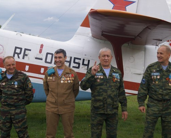 Соратники Татарстана помогли кадетам впервые прыгнуть с парашютом (фото)