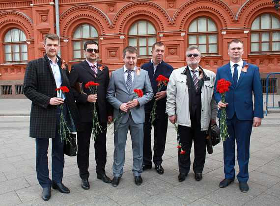 Возложение венков и цветов партией "РОДИНА" в Вечному огню, 8 мая 2014 г.