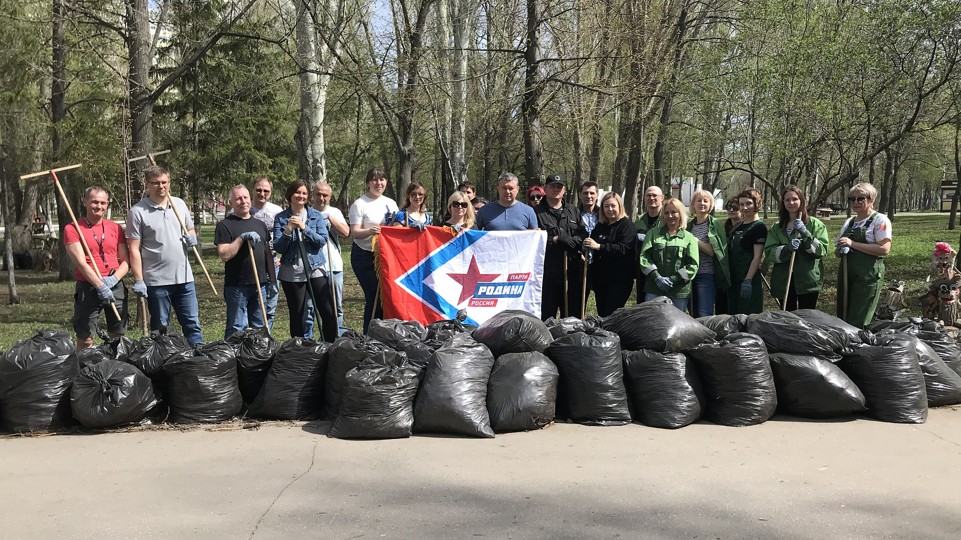 Самарские партийцы навели порядок в парке Победы