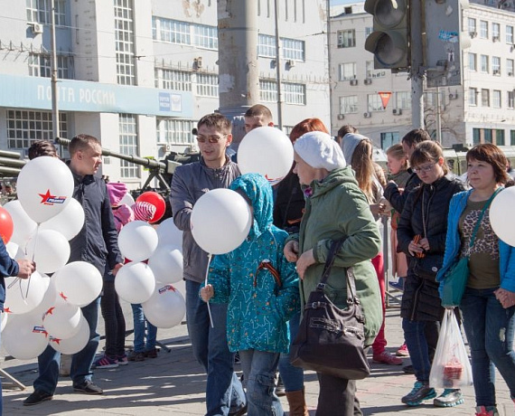 Свердловские партийцы поздравили земляков с Днём Победы
