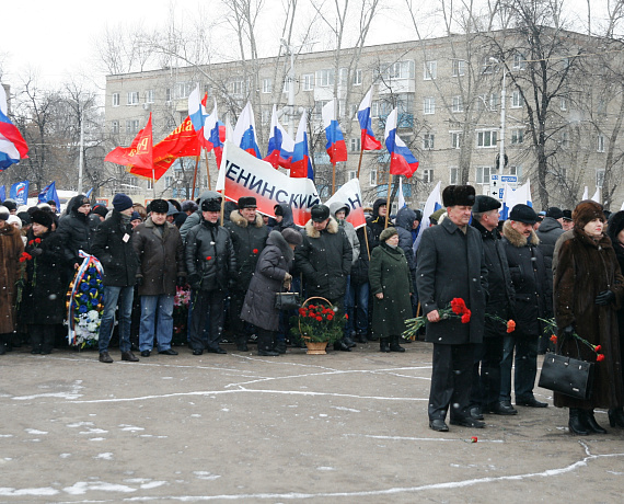 23 февраля пензенские родинцы возложили цветы и венки к памятнику Победы