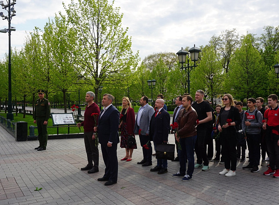 Соратники "РОДИНЫ" возложили цветы к Могиле Неизвестного Солдата, 06.05.2019