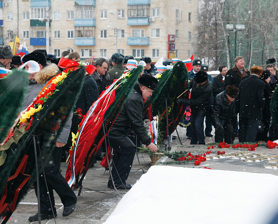 23 февраля пензенские родинцы возложили цветы и венки к памятнику Победы