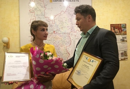 ФЕДОР ЛУГИНИН ПОЗДРАВИЛ ДЕПУТАТА КИРОВСКОГО ЗАКСА ОЛЬГУ СЫКЧИНУ С ЗАСЛУЖЕННЫМИ НАГРАДАМИ