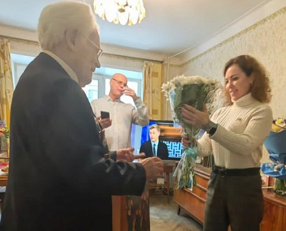 Сотрудники приемной Журавлева в Тамбовской области поздравили ветерана с 95-летием