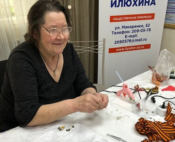 В Клубе избирателей Вячеслава Илюхина изготовляют банты и броши из Георгиевской ленты