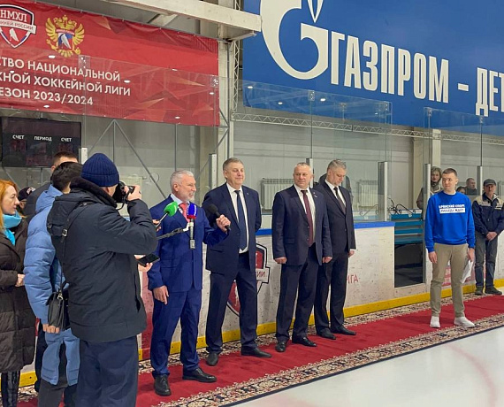 Алексей Журавлев в Брянске дал старт хоккейному матчу и наградил победителей