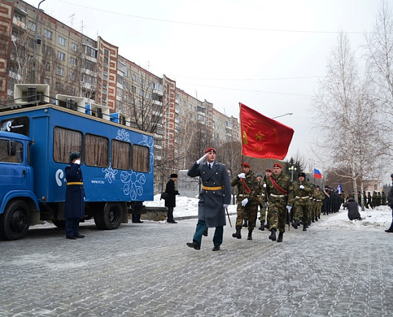 Челябинские активисты возложили цветы к памятнику "Доблестным сынам Отечества"