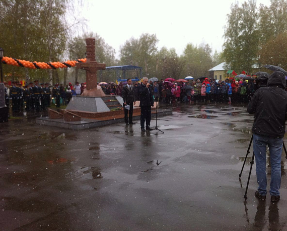 Новосибирские партийцы открыли комплекс "Аллеи Славы"