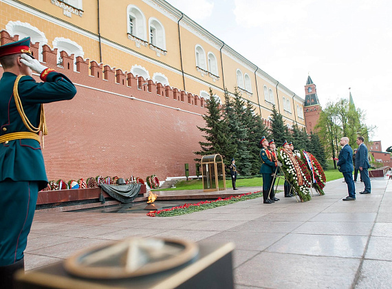 Представители "РОДИНЫ" возложили венки и цветы к могиле Неизвестного солдата, 06.05.2016