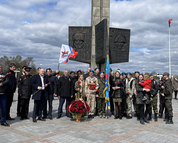 В Твери Журавлев с соратниками почтили память погибших героев у Обелиска Победы