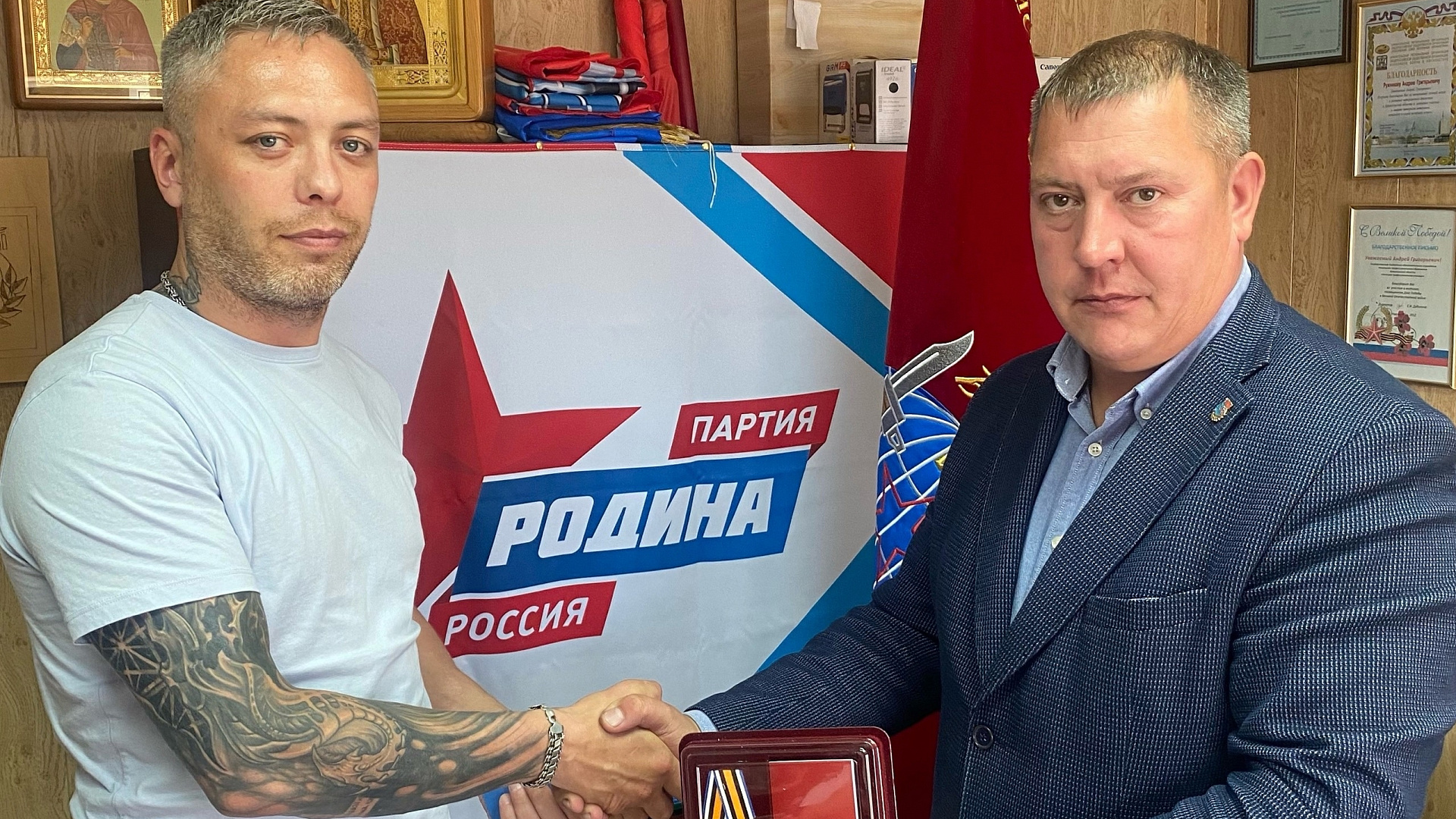 Андрей Ружников вручил медали "За участие в спецоперации"