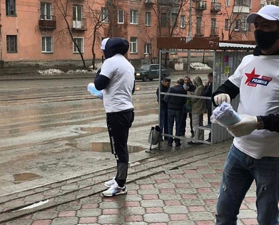 Волонтеры новосибирской "РОДИНЫ" продолжают раздавать маски на остановках