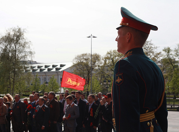 Возложение венков и цветов партией "РОДИНА" в Вечному огню, 8 мая 2014 г.