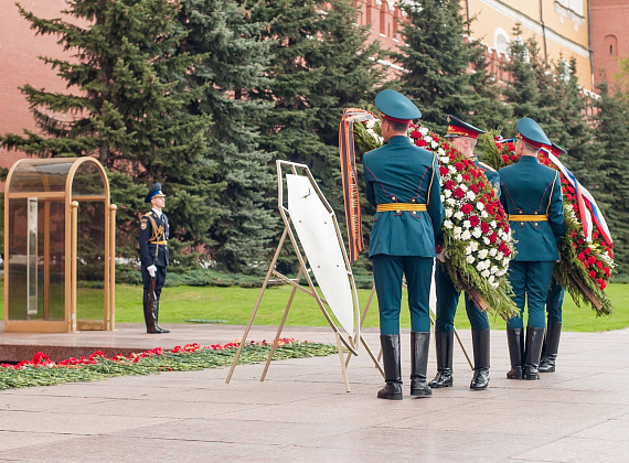 Представители "РОДИНЫ" возложили венки и цветы к могиле Неизвестного солдата, 06.05.2016