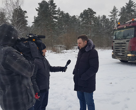 Псковские партийцы помогли землякам заготовить дрова для отопления жилья