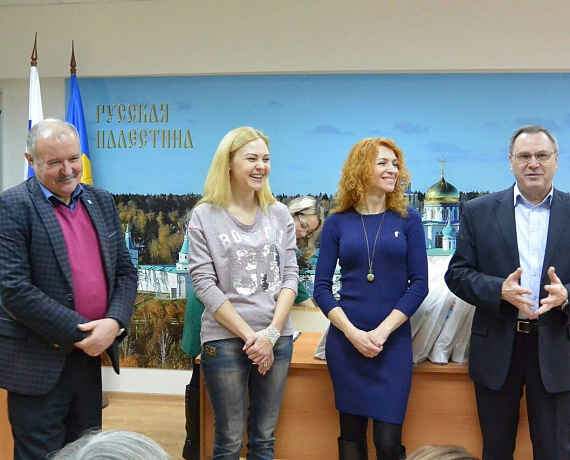 Истринские партийцы вручили подарки детишкам из многодетных семей