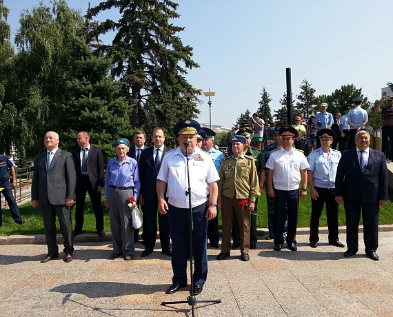 Сергей Мирошниченко получил награду из рук командующего ВДВ России