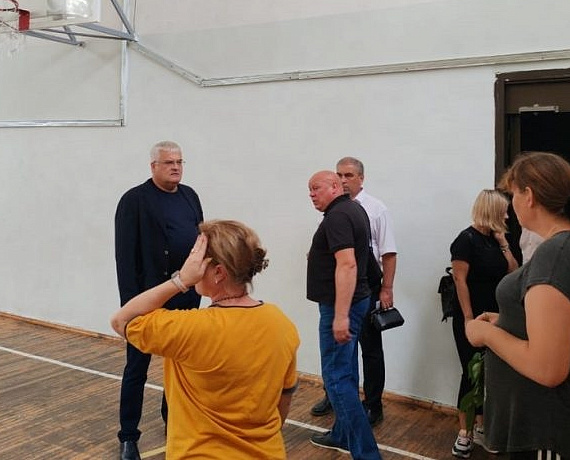 Вячеслав Илюхин провел выездное совещание по поводу ремонта школы