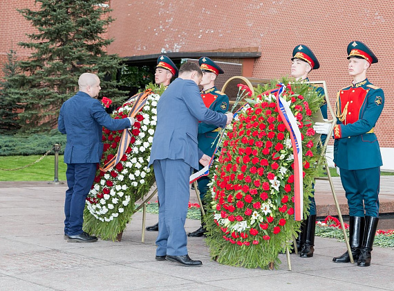 Представители "РОДИНЫ" возложили венки и цветы к могиле Неизвестного солдата, 06.05.2016