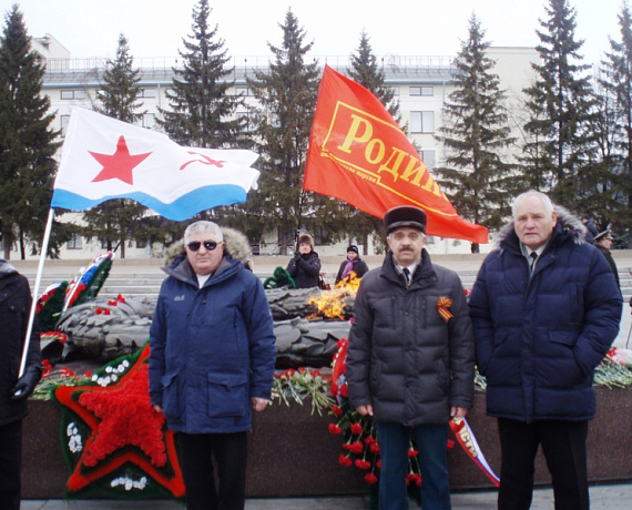 Патриоты возложили венки к Вечному огню в Челябинске
