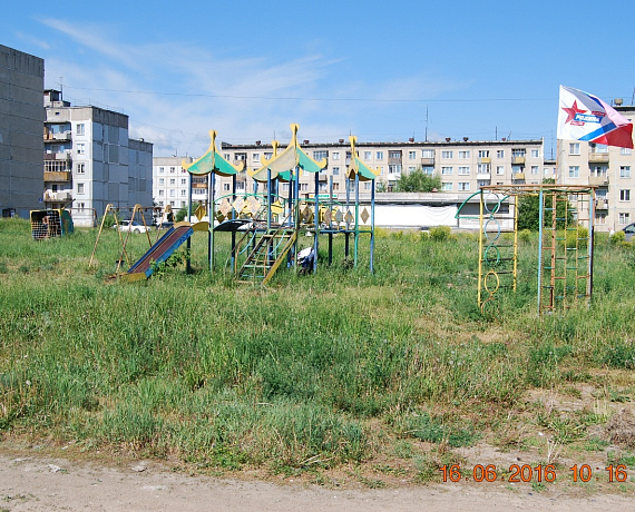 Партийцы провели экологическую акцию по уборке детской игровой площадки в Новосибирске
