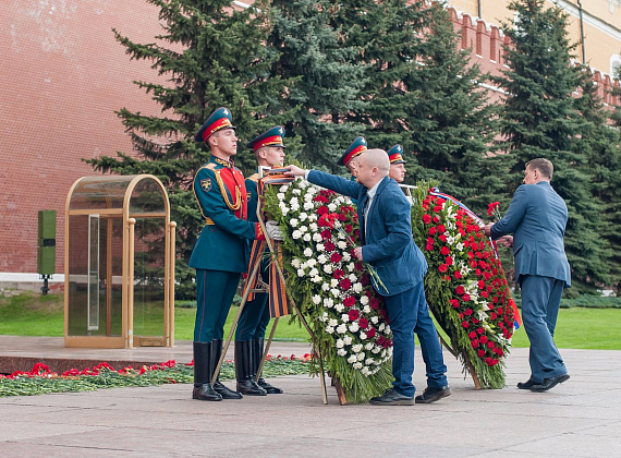 Представители "РОДИНЫ" возложили венки и цветы к могиле Неизвестного солдата, 06.05.2016