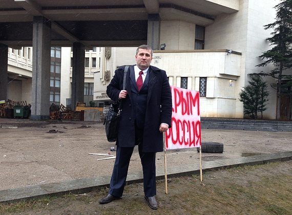 Алексей Журавлёв и Алексей Рылеев у захваченного парламента Крыма, 27 февраля 2014 г.