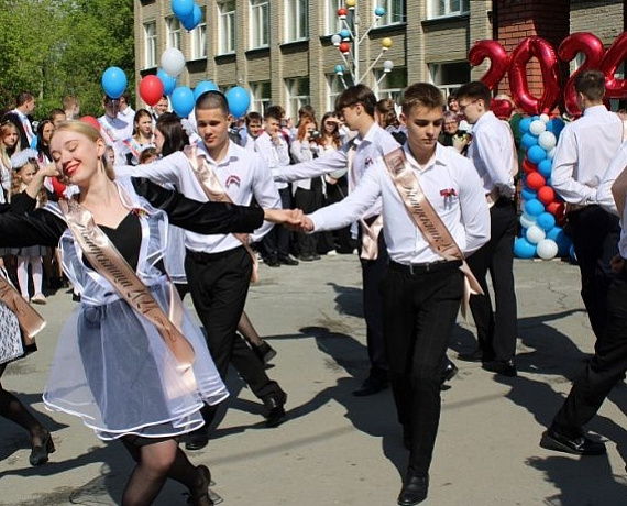 Вячеслав Илюхин и Леонид Рыбин поздравили выпускников школ города Новосибирска