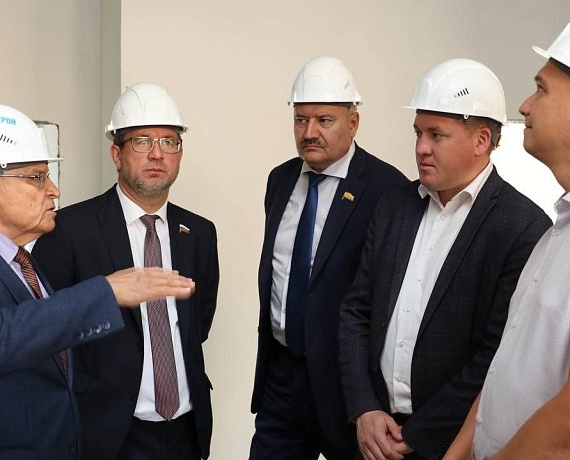Владимир Михайлов ознакомился с ходом строительства школы в поселке Кугеси