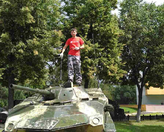 Активисты ярославской "РОДИНЫ" приняли участие в благоустройстве территории у памятника главнокомандующему ВДВ Василию Маргелову