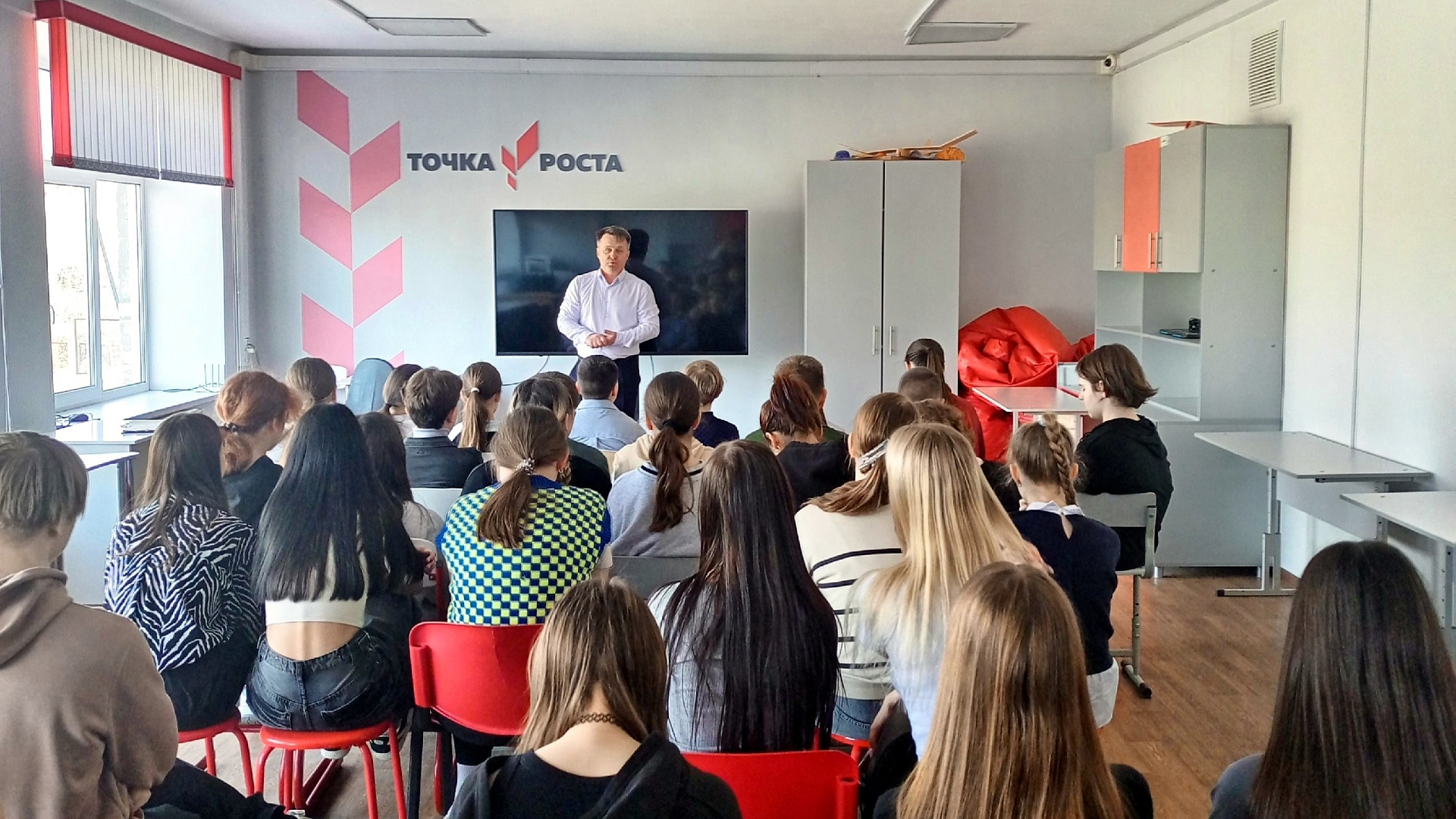 Виталий Прохоров провел урок для школьников на тему: «экологические инициативы и важность переработки отходов»
