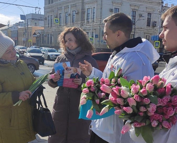 В преддверии 8 Марта Алексей Журавлев подарил жительницам Тамбова цветы